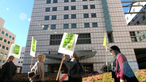 Estudiantes de la Universidad de California protestan en contra de la represión policial.