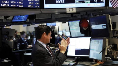 El Dow Jones frenó los avances con los que había respondido a la aprobación del plan de ayuda a Grecia y cerró en 12,965.69 .