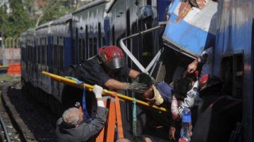 Personal de rescate buscaba sobrevivientes luego del choque de trenes en la ciudad de Buenos Aires, Argentina.