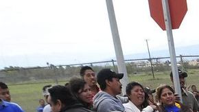 Familiares de reos del penal de Apodaca se enfrentan con policías.