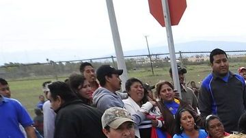 Familiares de reos del penal de Apodaca se enfrentan con policías.