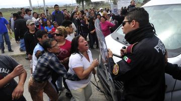 Familiares de reos del penal de Apodaca se enfrentan con policías.