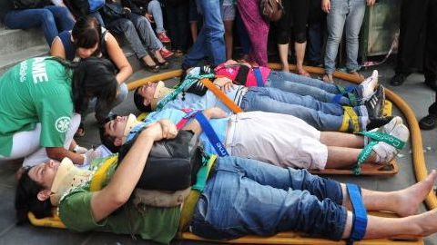 Heridos son atendidos tras el choque del tren en Buenos Aires.