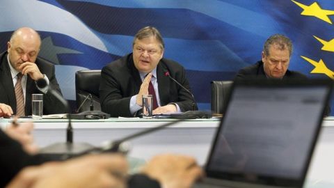 El ministro de Finanzas, Evangelos Venizelos, comparece ante los medios en Atenas, tras darse el anuncio del nuevo plan.