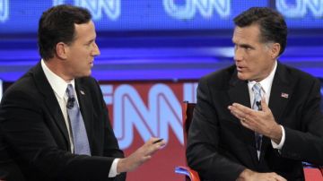 Rick Santorum y Mitt Romney durante el debate por la candidatura presidencial republicana.