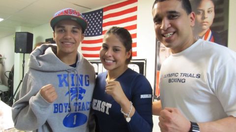 La campeona Marlen Esparza (centro) con su entrenador Rudy Silva (derecha) y su pareja de sparring Gilbert Rentería.