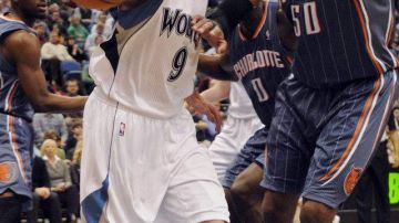 Ricky Rubio (izq.) intenta adelantar contra la defensa de Jeremy Lin (der.) en el juego del 11 de febrero entre los Timberwolves y los Knicks de Nueva York.