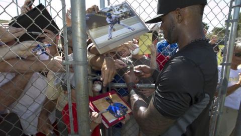 José Reyes se acercó a la reja para firmar autógrafos a sus fans.