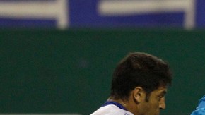 Omar Arellano (der.), el más incisivo de Chivas, se estrella con Sebastián Domínguez en el juego de ayer.