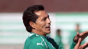 El director técnico Benjamín Galindo da instrucciones a Carlos Ochoa durante la práctica de Santos Laguna  con miras a su duelo contra el Rebaño. Galindo fue jugador, auxiliar  y entrenador del equipo tapatío.