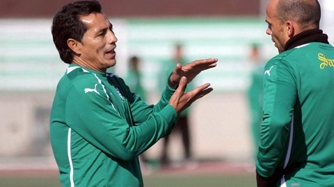El director técnico Benjamín Galindo da instrucciones a Carlos Ochoa durante la práctica de Santos Laguna  con miras a su duelo contra el Rebaño. Galindo fue jugador, auxiliar  y entrenador del equipo tapatío.
