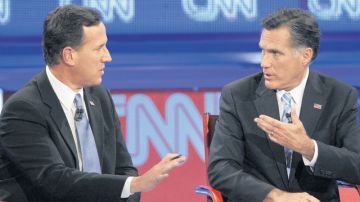 Mitt Romney (der.) y Rick Santorum durante el debate de anoche.