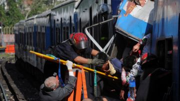 Socorristas  se apuran para rescatar a víctimas del accidente ferroviario argentino.