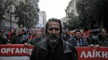 Decenas de personas se manifiestan contra los recortes de  pensiones y el cambio de la legislación laboral en Atenas, Grecia, ayer.