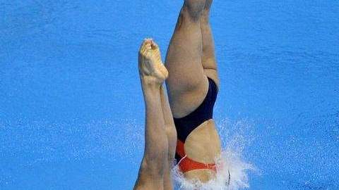 Alejandra Orozco (izq.) y Paola Espinoza  en una de sus ejecuciones ayer en el Mundial de Londres.