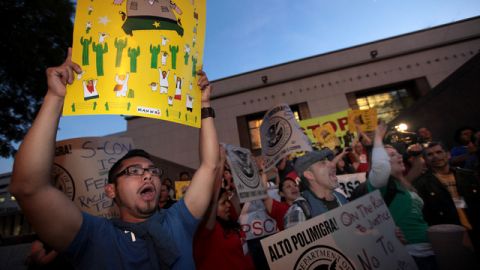 Activistas de la Red Nacional de Jornaleros protestan frente a la sede del  Condado.