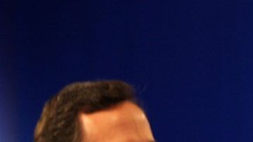 Los precandidatos republicanos a la presidencia, Rick Santorum (i), Mitt Romney (c) y Newt Gingrich.