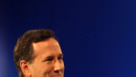Los precandidatos republicanos a la presidencia, Rick Santorum (i), Mitt Romney (c) y Newt Gingrich.