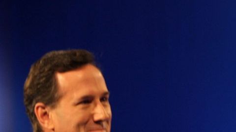 Los precandidatos republicanos a la presidencia, Rick Santorum (i), Mitt Romney (c) y Newt Gingrich.