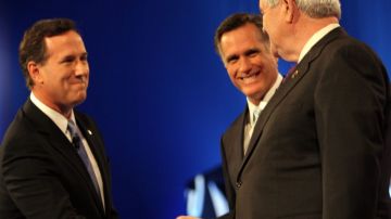 Los precandidatos republicanos a la presidencia, Rick Santorum (i), Mitt Romney (c) y Newt Gingrich.