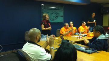 María Elena Durazo (centro) en una reunión ayer con trabajadores de una fundidora en Quebec y trabajadores de LA.