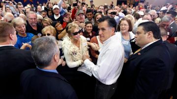 Mitt Romney saluda a sus seguidores  tras  hablar  ante un grupo  en el Tri-City Christian Academy en Arizona.