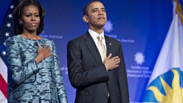 El presidente  Barack Obama, y su esposa, Michelle, en la ceremonia de colocación de la primera piedra del museo  Afroamericano en Washington, D.C.