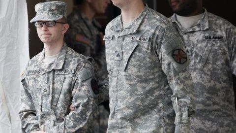 Bradley Manning (i) es escoltado fuera del tribunal el pasado 21 de diciembre de 2011.