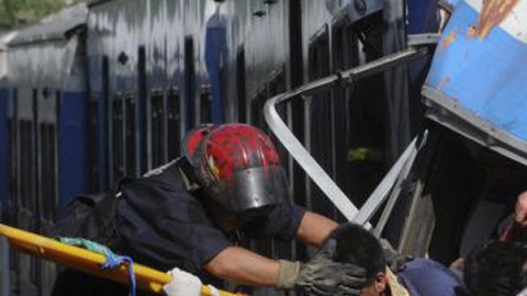 Un tren de ocho vagones que se acercaba a la estación 11 de la Línea Sarmiento en Buenos Aires, Argentina, chocó dejando  alrededor de 50 muertos y cientos de heridos.