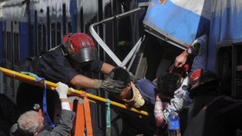Un tren de ocho vagones que se acercaba a la estación 11 de la Línea Sarmiento en Buenos Aires, Argentina, chocó dejando alrededor de 50 muertos y cientos de heridos.