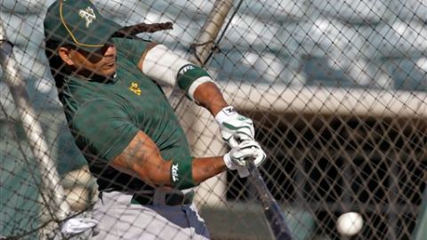 Manny Ramírez en su práctica de bateo con los Atléticos.
