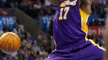 Andrew Bynum, de los Lakers de Los Ángeles, descarga toda su furia en un enceste contra Oklahoma en el juego de anoche.