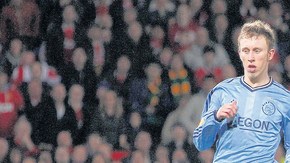 El mexicano Javier Hernández anota el único tanto del Manchester United, mientras lo observa Dico Koppers, en la cancha del Old Trafford.