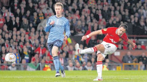El mexicano Javier Hernández anota el único tanto del Manchester United, mientras lo observa Dico Koppers, en la cancha del Old Trafford.