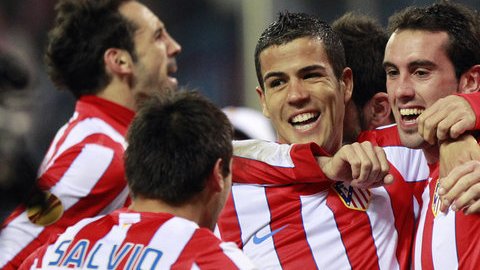El charrúa Diego Godín (der.) es felicitado por sus compañeros luego de dar la victoria a los 'colchoneros' sobre  Lazio en el Vicente Calderón.
