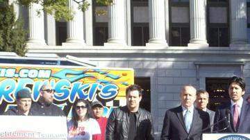 El senador Kevin de León (en el podio) al presentar su plan de pensiones para trabajadores de bajos ingresos. Lo acompañan los senadores Darrell Steinberg (izq.) y Warren Furutani.