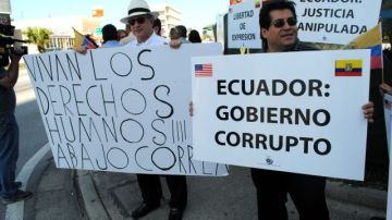 Manifestantes protestan el jueves frente a la sede consular de Ecuador en Miami.