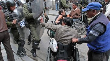Violentos choques entre la policía y grupos de personas discapacitadas,  duraron casi dos horas. Los manifestantes querían pedir al presidente un subsidio.