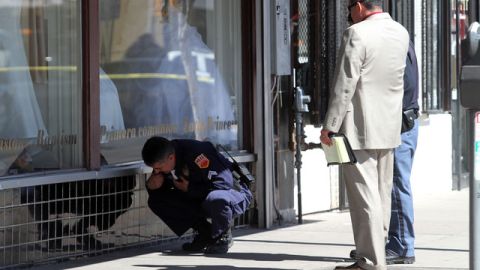 Una mujer fue herida mientras caminaba por el centro de la ciudad empujando el cochecito de su bebé.