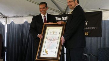 Antonio Villaraigosa otorgó un certificado de reconocimiento a la Universidad Nacional Hispana de San José.
