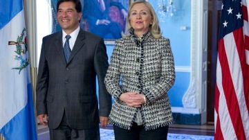 La secretaria de Estado, Hillary Clinton y el ministro del Exterior de Guatemala, Harold Caballeros.