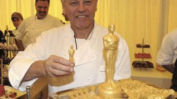 El chef Wolfgang Puck  muestra algunas de sus creaciones para la cena del Oscar.