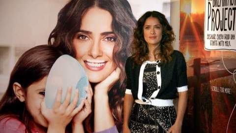 Salma Hayek al lado del anuncio, en el que no participa su hija.