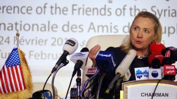 La secretaria de estado estadounidense, Hillary Clinton, habla sobre Siria durante una conferencia de prensa ayer, en Túnez.