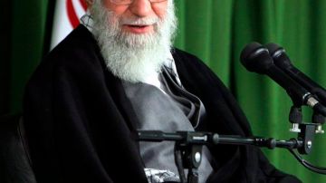 El líder supremo iraní, el Ayatollah Sayed Ali Khamenei  aparece ante representantes de la Organización de la Energía Atómica de Irán.