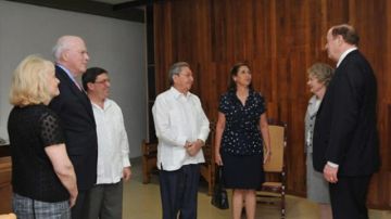 El gobernante  Raúl Castro (c), en una reunión que sostuvo este jueves en La Habana con los dos senadores estadounidenses.