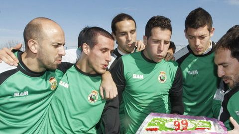 Jugadores del Racing de Santander celebran el aniversario 99 de la institución, pese a que pasa por momentos difíciles.