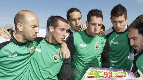 Jugadores del Racing de Santander celebran el aniversario 99 de la institución, pese a que pasa por momentos difíciles.