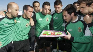 Jugadores del Racing de Santander celebran el aniversario 99 de la institución, pese a que pasa por momentos difíciles.