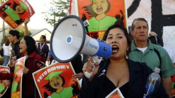 La presidente de la Coalición de Arizona por el Dream Act, Dulce Matuz, hablaba con sus seguidores a través del megáfono en una manifestación días atrás. En el fondo, la activista, Dolores Huerta.